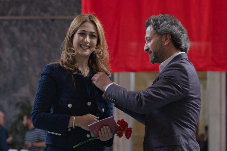 <p>MHP Kahramanmaraş Milletvekili Zuhal Karakoç Dora (solda), kaydını yaptırdı. Dora'ya rozetini eşi Yasin Dora (sağda) taktı.</p>
