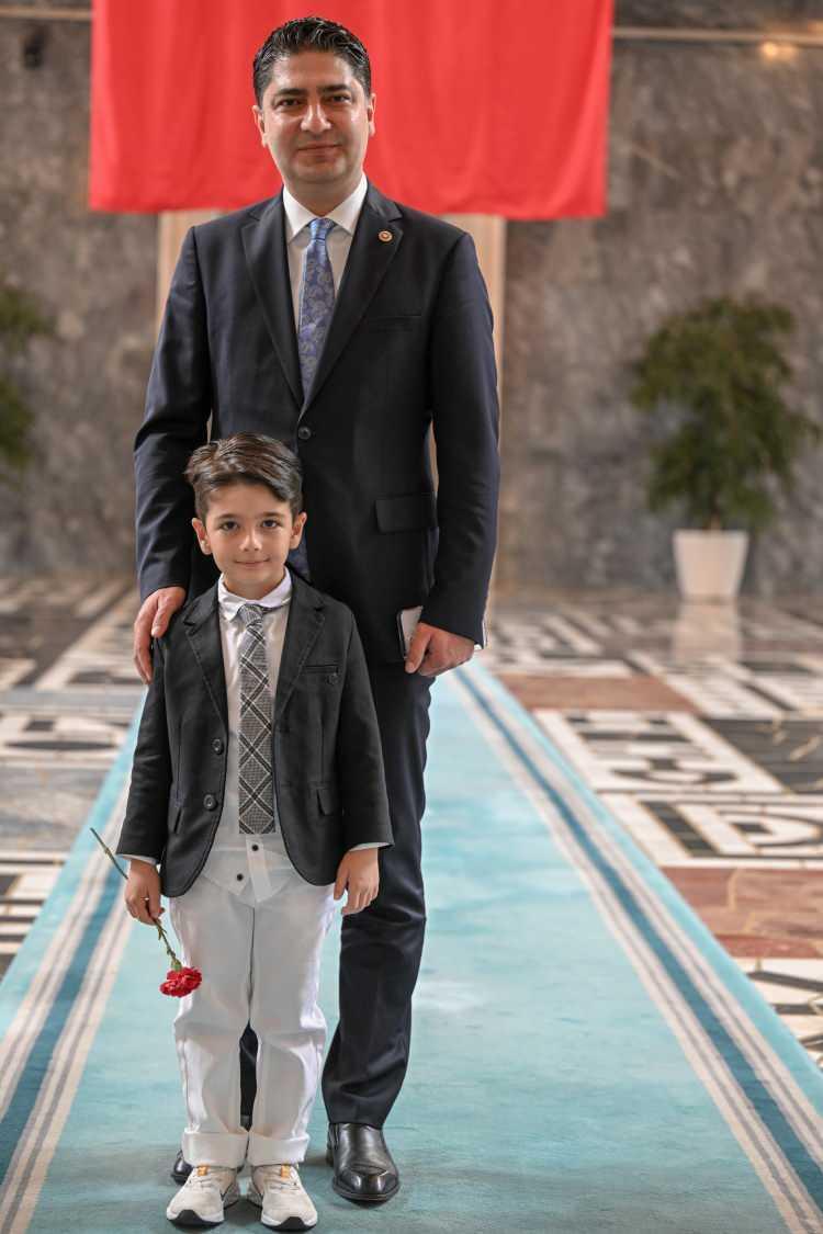 <p>MHP Kayseri Milletvekili İsmail Özdemir, kaydını yaptırdı. Özdemir'e kayıt işlemleri sırasında oğlu eşlik etti.</p>
