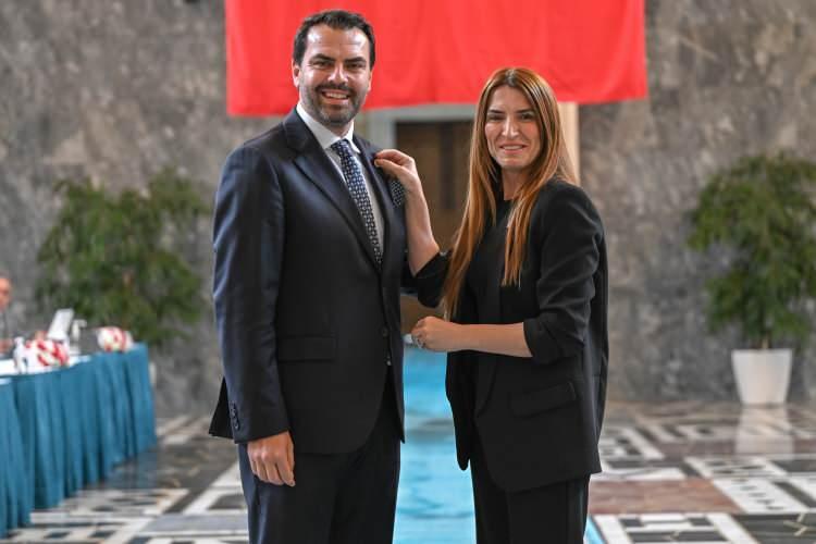 <p>AK Parti Tekirdağ Milletvekili Gökhan Diktaş (solda), kaydını yaptırdı. Diktaş'ın rozetini eşi Nazlı Diktaş (sağda) taktı.</p>
