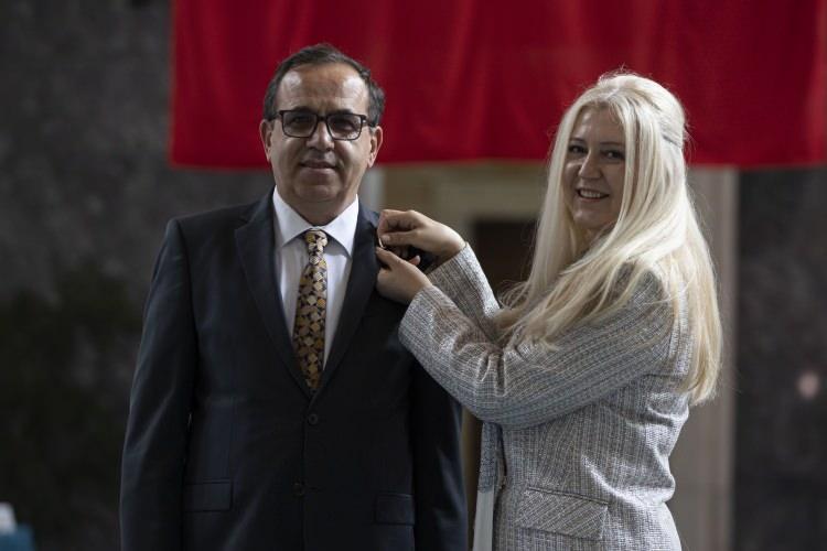 <p> CHP Bolu Milletvekili Türker Ateş, kaydını yaptırdı. Kayıt işlemlerini tamamlayan Ateş'e rozetini eşi Feriha Kain taktı.</p>
