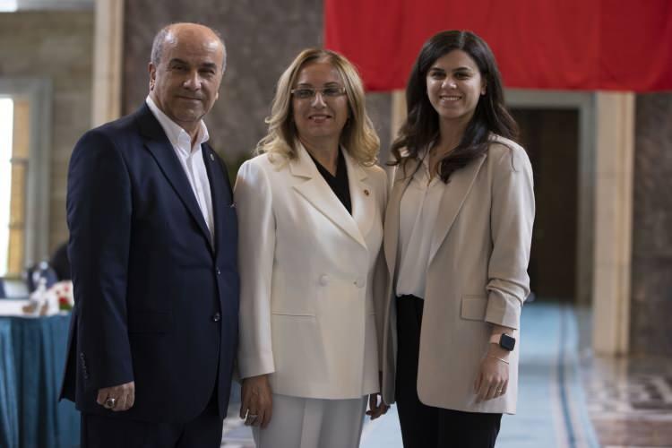 <p>28. Dönem milletvekillerinden Nevşehir'in ilk kadın milletvekili MHP'li Filiz Kılıç, kaydını yaptırdı. Kılıç, kayıt işlemini yapmak üzere eşi Mehmet Kılıç (solda) ve kızı Ayşe Begüm Kılıç (sağda) ile Meclis'e geldi.</p>
