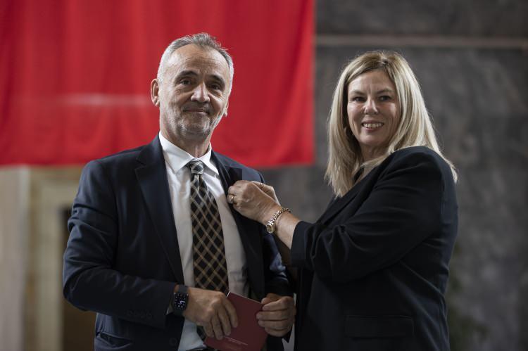 <p>İYİ Parti Edirne Milletvekili Mehmet Akalın, kaydını yaptırdı. Kayıt işlemlerini tamamlayan Akalın'a rozetini eşi Keriman Akalın taktı.</p>
