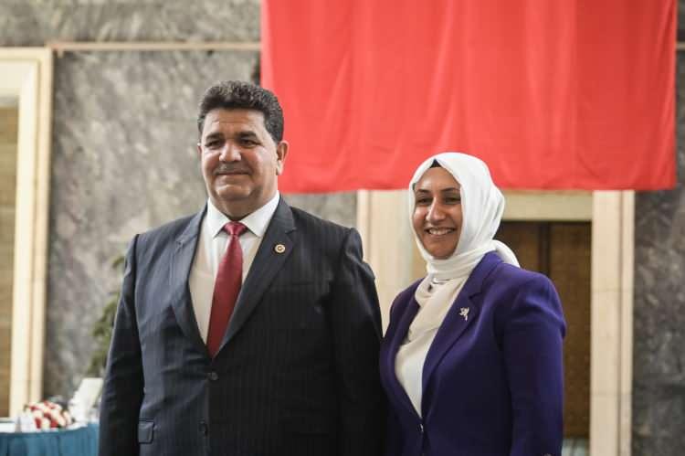 <p>MHP Niğde Milletvekili Cumali İnce, TBMM'de kayıt yaptırdı. Cumali İnce'ye rozetini, eşi Sevim İnce taktı.</p>
