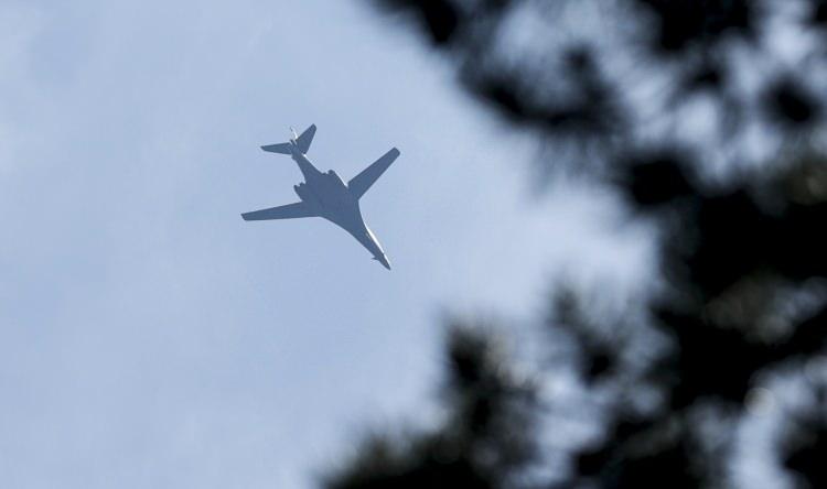 <p>ABD'nin Saraybosna Büyükelçisi Micheal Murphy de Bosna Hersek Silahlı Kuvvetleri ile 20 yıldır yakın bir işbirliği içerisinde olduklarını yineleyerek "İki bombardıman uçağı, Bosna Hersek'in diğer kentlerinde de uçuşlarını sürdürecek." dedi.</p>
