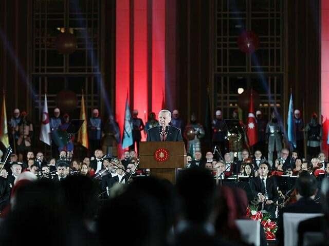 <p><strong>İnsanlıktan nasibini almamış ve hâlâ almamakta direnen bu kesim, umarım seçim sonuçlarından dersler çıkarır. Neticede, toplumsal kodları okumadan, siyaset analizi yapanların hazin sonunu bu seçimde de görmüş olduk. Şişirilmiş anketlerle ya da toplumsal gerçeklik algısını kaybetmiş uzmanların yorumlarıyla hareket edenlerin mağlubiyetini de göstermiş oldu bu seçim sonuçları.</strong></p>