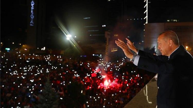 <p><strong>Türk siyasal hayatımıza damga vuracak önemde bir seçimi daha geride bıraktık. Cumhurbaşkanı Recep Tayyip Erdoğan çok önemli bir başarıya imza atarak yeniden Cumhurbaşkanı seçildi. Seçim sonuçları karşısında belli kesimler yine bilindik, suçlayıcı, aşağılayıcı bir dille etraflarına zehir saçtılar desek yeridir. 14 Mayıs'taki seçimlerde depremzedelere ağır hakaretler yağdıran bu kendini bilmezler, bu sefer işi çok abarttılar...</strong></p>
