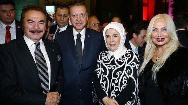 <p><strong>Halka dokunmadan, sahaya inmeden, onlarla yürekten temas kurmadan siyasette başarı sağlanamayacağını da gösterdi... Halkı aşağılayarak, onlara 'makarnacı, bidon kafalı', 'cahil' gibi tanımlamalarla bir yere varılmayacağını artık anlamışlardır umarım.</strong></p>
<p> </p>
