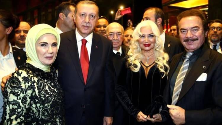 <p><span style="color:#B22222"><strong>'SEÇİM SONUÇLARINI RÜYAMDA GÖRMÜŞTÜM'</strong></span></p>
<p><strong>Seçim sürecinde cesurca Cumhurbaşkanı Erdoğan'ı sosyal medya hesaplarından destekleyen isimlerden biri Sevim Emre'ydi. Seçim sonuçları açıklandıktan sonra da sanat camiasından Cumhurbaşkanımızı ilk tebrik eden isimlerden biri o oldu. Ben de Sevim Emre'yi gündemi konuşmak için aradım...</strong></p>
<p> </p>