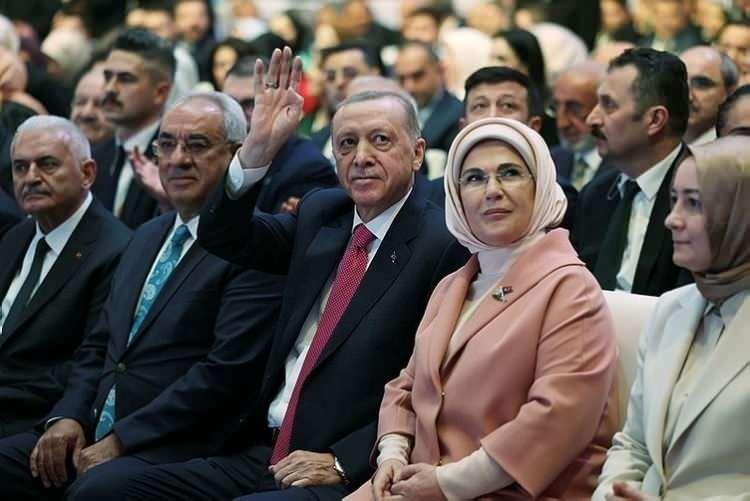 <p><strong>Ülkemizin yeni yüzyıla büyük bir lider olan Recep Tayyip Erdoğan ile girecek olması beni çok mutlu ediyor. Ayrıca şunu da söylemek istiyorum, her daim Cumhurbaşkanımızın yanında dağ gibi duran Sayın Emine Erdoğan'ı da kutluyorum."</strong></p>
