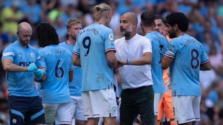 <p>* Manchester City | 60.3 Milyon Euro<br />
<br />
<br />
*** Dünyanın en iyi Ligi olarak kabul edilen Premier Lig'de bu sezon futbolcu menajerlerine en çok para veren takım Manchester City oldu.<br />
<br />
City, bu sezon 60 milyon euro sadece menajerler için ödedi. Güncel sezonda yaptığı transfer harcamaları ile rekor kıran Chelsea ise 49.8 milyon euro ile listenin ikinci sırasında yer aldı ama ligi 44 puanla 12. sırada bitirerek kabus gibi bir sezonu geride bıraktı.</p>
