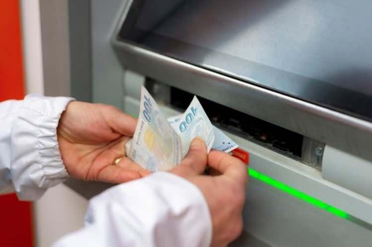 <p><strong>MEMURA KİRA YARDIMI YAPILACAK</strong><br />
</p>
<p>Memurun rahat nefes alması için yapılacak düzenlemeyle metropollerde yaşayanlara Doğu ve Güneydoğu Anadolu'da görev yapan memura benzer şekilde ödemeler yapılacak.</p>
<p>Memura büyükşehir tazminatı yani kira yardımı ödenecek. Bu kira yardımları memurun görev yaptığı il ve ilçeye göre belirlenecek. Öğretmen, polis gibi meslek grupları için özel lojman olanağı tanınacak.</p>