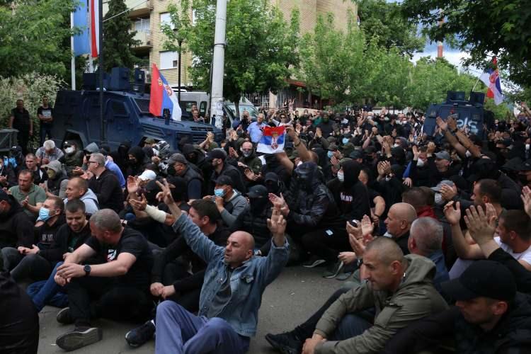 <p><strong>GERİLİM DÜN YENİDEN ARTTI</strong></p>
<p> </p>
<p> </p>
<p>Gerilimin tekrar artmasıyla NATO güçleriyle Kosovalı Sırplar yeniden karşı karşıya geldi.</p>