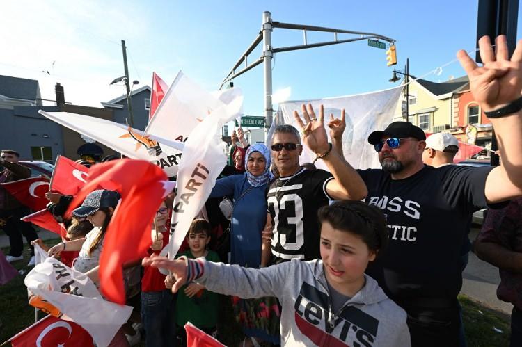<p> Çok sayıda Türk, Paterson caddelerinde araçlarıyla korna çalarak tur attı, araçlarından Türk bayrakları ve Erdoğan posterleri salladı. </p>
