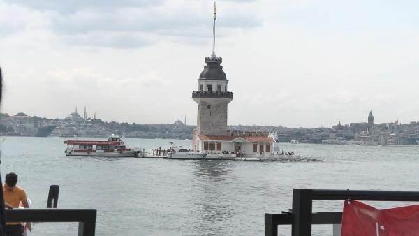 <p>Kız Kulesi'ne ücretsiz ziyaretlerin son gününe vatandaşlar yoğun ilgi gösterdi. Üsküdar'da, Kız Kulesi bilet satış gişesi önünde oluşan metrelerce uzunluktaki kuyruk havadan da görüntülendi.</p>