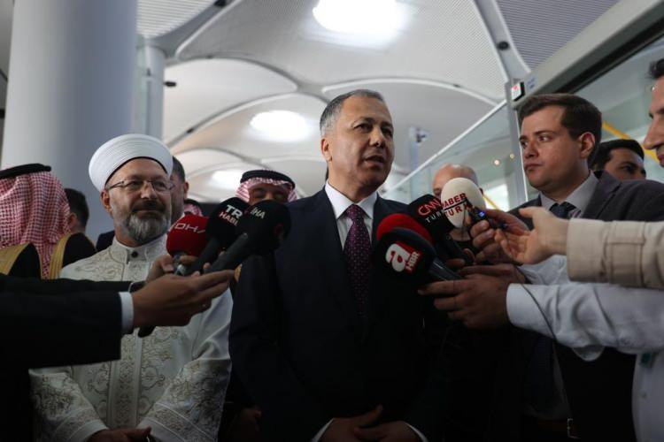 <p>Bu proje ile hacı adaylarına büyük bir kolaylık sağlandığın vurgulayan Yerlikaya, şöyle devam etti:</p>
<p>"Giderken ve oraya indikten sonra hemen otellere gitmeyle ilgili, pasaport, vize, sağlık işlemleri, parmak izleri, bagajlar, bunların tasnifleri ve otellere gönderilmesi, bunların her biri ile ilgili zaman kayıpları ve sabırla ilgili hep birbirini telkin eden konuşmaların her biri geride kalıyor. Hem teknolojinin vermiş olduğu nimet hem İstanbul Havalimanı'mızda Mekke Yolu diye özel bir yer yapıldı. Burada Suudlu ilgili kamu görevlilerinin Suudi Arabistan'a gidildiği zaman yapılacak işlemlerinin her biri burada yapılıyor. Az önce burada check-in yapıldığı zaman Medine'ye girmiş gibi bütün işlemleri bitmiş gibi hacılarımıza evrakları veriliyor."</p>
