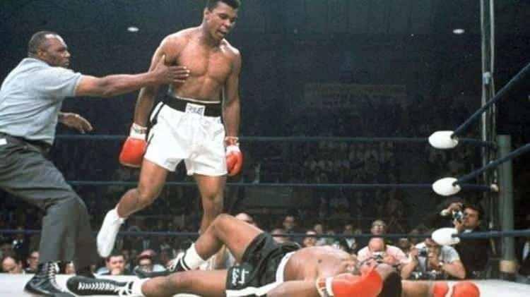 <p>Liston'un 7. rauntta aldığı darbelerin ardından çıkamaması üzerine galip ilan edilen Muhammed Ali, böylece ilk altın kemerine henüz 22 yaşında uzandı.</p>
