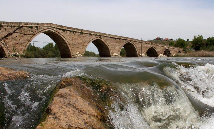 <p>Birkaç kez onarım gören tarihi köprü tüm heybetiyle hem zamana meydan okuyor hem de ziyaretçilerini ağırlıyor.<br />
</p>