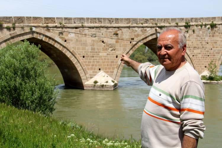 <p>Emekli Öğretmen Vedat Tatar, köprünün ne zaman yapıldığının belli olmadığını söyleyerek, Resmi bir belge veya kendisine ait bir külliyat yok. açıklamasını yaptı</p>