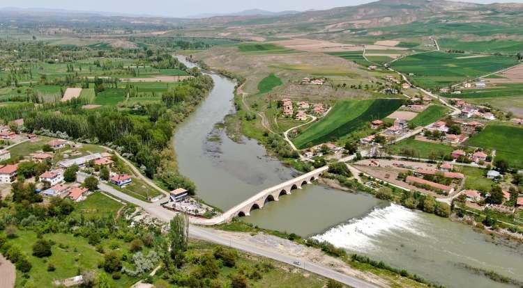 <p>Tatar ayrıca “ Köprümüz asırlara dayanmış gelmiş. 1492 neresi 2023 neresi. </p>