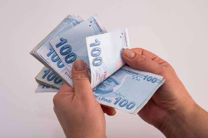 <p><strong>EN DÜŞÜK EMEKLİ MAAŞI İÇİN DE ÇALIŞMA VAR</strong><br />
</p>
<p>Burada en düşük emekli maaşı olan 7 bin 500 TL'nin de yükseltilmesi masada yer alıyor. Detaylar yeni hükümetin kurulmasından sonra şekillenmeye başlayacak.</p>