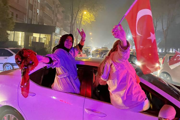 <p><strong>ELAZIĞ</strong></p>

<p>Elazığ'da vatandaşlar, Cumhurbaşkanı ve AK Parti Genel Başkanı Recep Tayyip Erdoğan'ın seçim başarısını kutluyor.</p>

<p> </p>
