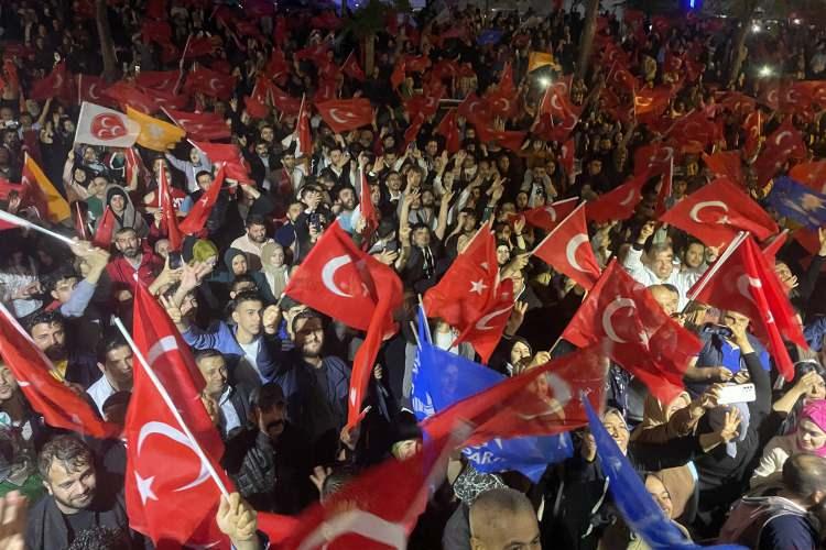 <p>AK Parti İl Başkanlığı önüne gelen vatandaşlar sevinç gösterisinde bulundu.</p>
