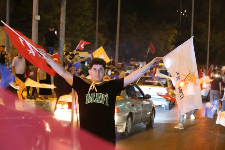 <p><strong>KAHRAMANMARAŞ</strong></p>
<p>Kahramanmaraş'ta vatandaşlar, Cumhurbaşkanı ve AK Parti Genel Başkanı Recep Tayyip Erdoğan'ın seçim başarısını kutladı.</p>
