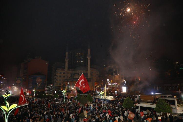 <p>Vatandaşlar kutlama yapmak için alanlara indi. </p>
