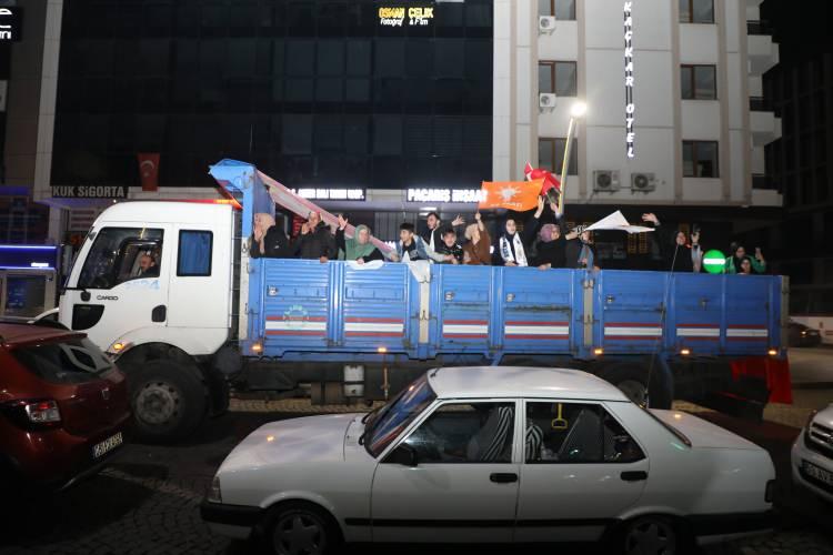 <p>Atat&uuml;rk Caddesinde ara&ccedil;ları ile tur attı.</p>
