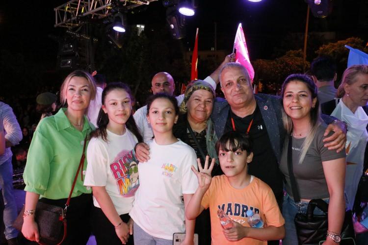 <p>Kent i&ccedil;inde ara&ccedil;larıyla konvoy oluşturup Cumhurbaşkanı Erdoğan'ın başarısını kutlayan vatandaşlar, &ccedil;alınan marşlar ve se&ccedil;im şarkılarına eşlik etti.</p>
