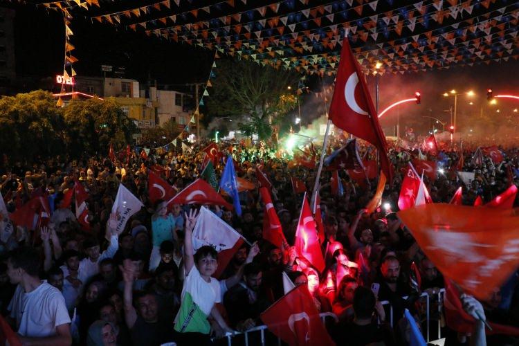 <p><strong>ADANA</strong></p>

<p>Adana'da AK Parti İl Başkanlığı &ouml;n&uuml;nde toplanan vatandaşlar, m&uuml;zik eşliğinde ellerinde bayraklar ve Cumhurbaşkanı Erdoğan'ın posterleriyle sevin&ccedil; g&ouml;sterisinde bulundu.</p>
