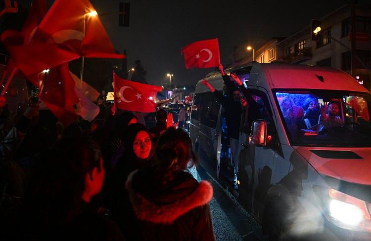 <p><strong>KISIKLI</strong></p>

<p>Cumhurbaşkanı Erdoğan'a destek vermek ve sevgi g&ouml;sterisinde bulunmak isteyen vatandaşlar, Kısıklı Meydanı'nda ara&ccedil;larıyla konvoy yaptı.</p>

<p>&nbsp;</p>
