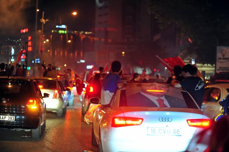 <p><strong>BURSA</strong></p>

<p>Bursa&rsquo;da AK Parti&rsquo;liler, ellerinde meşaleler ve parti bayraklarıyla konvoy oluşturarak sevin&ccedil; turu attı. Kutlamalar, 15 Temmuz Demokrasi Meydanı'ndaki havai fişek g&ouml;sterisi ile devam etti.&nbsp;&nbsp;</p>

<p>Cumhurbaşkanı Se&ccedil;imi ikinci oylamasında, kesin olmayan sonu&ccedil;ların a&ccedil;ıklanmasıyla AK Parti&rsquo;liler, AK Parti İl Başkanlığı binasının da olduğu 15 Temmuz Demokrasi Meydanı'nda toplandı.</p>
