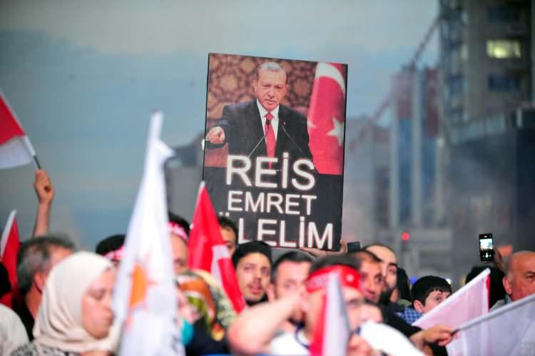 <p>Konvoy oluşturarak caddelerde sevin&ccedil; turu atan se&ccedil;menler T&uuml;rk bayrağı, AK Parti ve MHP bayraklarıyla sevin&ccedil; g&ouml;sterisinde bulundu.</p>
