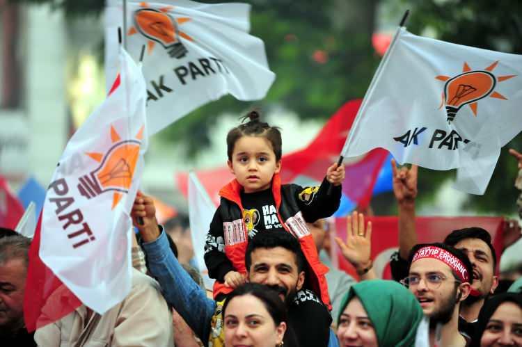 <p>Binlerce kişi, ellerinde meşaleler ve havai fişeklerle davul- zurna ile kutlama yaptı.</p>
