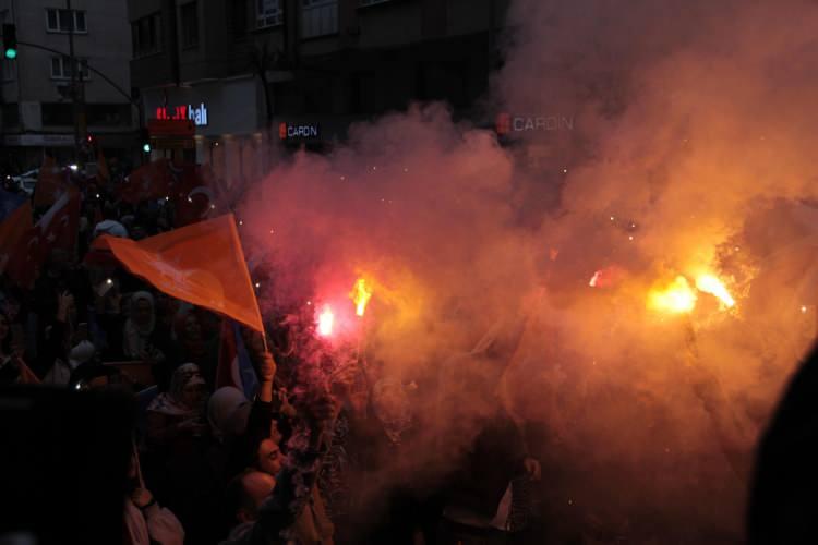 <p>Binlerce Eskişehirlinin katılımıyla yapılan kutlamalarda Cumhurbaşkanı Erdoğan&rsquo;ın konuşması canlı olarak izlendi.</p>
