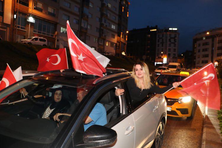 <p>Kentin meydanlarında, işlek caddelerinde toplanan vatandaşlar, Cumhurbaşkanı ve AK Parti Genel Başkanı Erdoğan'ın se&ccedil;im başarısını kutladı.</p>

<p>&nbsp;</p>
