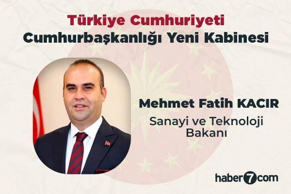 <p><strong>SANAYİ VE TEKNOLOJİ BAKANI </strong><strong>MEHMET FATİH KACIR KİMDİR?</strong></p>

<p> </p>

<p> </p>

<p>Sanayi ve Teknoloji Bakanı Mehmet Fatih Kacır oldu.</p>

<p>Kacır, 1984 yılında İstanbul'da dünyaya geldi. Ortaokul ve lise eğitimini İstanbul Erkek Lisesinde tamamladı. 2003'te üniversite giriş sınavlarında Türkiye 12'ncisi oldu. Boğaziçi Üniversitesi Endüstri Mühendisliği bölümündeki lisans eğitiminden 2008 yılında onur derecesiyle mezun olan Kacır, üniversite eğitimi sırasında öğrenci temsilciliği yaptı ve disiplinlerarası araştırmalar ve proje yönetimi eğitimlerine öncülük etti. Kacır, üniversite mezuniyeti sonrası girişimci olmayı seçti, kurucusu ve yöneticisi olduğu şirketlerde faydalı model ve endüstriyel tasarımlar geliştirerek yenilikçi uygulamalara imza attı.</p>

<p>Girişimciliğin yanında sivil toplum kuruluşlarında da aktif rol alan Kacır, kurucuları arasında yer aldığı Türkiye Teknoloji Takımı Vakfı (T3 Vakfı) Yönetim Kurulu Başkanlığı görevini 2018 yılına kadar sürdürdü.</p>

<p>Kacır, DENEYAP Teknoloji Atölyeleri kurulmasının, özel yetenekli öğrencilere yönelik sürdürülen "Geleceğin Teknoloji Yıldızları Programı"nın, Bilim Merkezi ve Girişim Merkezi programlarının, dünyanın en büyük Havacılık, Uzay ve Teknoloji Festivali olan TEKNOFEST'in öncüleri arasında yer aldı. 2018'de TÜBİTAK Bilim Kurulu üyesi olan Kacır, 31 Temmuz 2018'de Cumhurbaşkanı Kararıyla Sanayi ve Teknoloji Bakan Yardımcılığına atandı. Bakanlıkta, Milli Teknoloji Hamlesi ve stratejik dönüşüm politikalarından sorumlu olarak görevini sürdüren Kacır, Milli Teknoloji Genel Müdürlüğü, Stratejik Araştırmalar ve Verimlilik Genel Müdürlüğü, TÜBİTAK, Türk Patent ve Marka Kurumu (TÜRKPATENT), Türkiye Bilimler Akademisi (TÜBA) ve Türkiye Uzay Ajansı çalışmalarının koordinasyonunu yürüttü.</p>

<p>Kacır, bakan yardımcılığı görevinde, TEKNOFEST İcra Kurulu Başkanlığı, 81 ilde gerçekleştirilen DENEYAP Türkiye Projesi'nin yönlendirme kurulu başkanlığı, teknoloji seviyesi yüksek ürünlere ve yenilikçi teknolojilere yönelik Ar-Ge ve Yatırım Teşvik Programı olan Teknoloji Odaklı Sanayi Hamlesi Program Komitesi Başkanlığı, Araştırma Altyapıları İzleme ve Yeterlik Değerlendirme Komitesi Başkanlığı ve Ulusal Teknoloji Girişimciliği Konseyi Başkanlığı görevlerini üstlendi.</p>

<p>Türkiye Açık Kaynak Platformunun ve yeni nesil eğitim modeli olan 42 Yazılım Okullarının kuruluşuna öncülük eden Kacır, Türkiye'nin otomobili Togg'un teknoloji yol haritasının oluşturulması ve hayata geçmesi süreçlerinde çalıştı.</p>

<p>Kacır, 2023 Sanayi ve Teknoloji Stratejisi, Ulusal Yapay Zeka Stratejisi, Milli Uzay Programı, Ulusal Teknoloji Girişimciliği Stratejisi, Mobilite Teknolojileri ile Akıllı Yaşam ve Sağlık Teknolojileri Yol Haritası çalışmalarına öncülük ederek, stratejiler kapsamında eylem planlarının uygulanması ve Bakanlığın yeniden yapılandırılması süreçlerini yürüttü.</p>

<p>ASELSAN ve Prof. Dr. Fuat Sezgin İslam Bilim Tarihi Araştırmaları Vakfı Yönetim Kurulu Üyesi olan Kacır, çok iyi derecede İngilizce ve Almanca biliyor. Mehmet Fatih Kacır, evli ve 2 çocuk babası.</p>

<p> </p>
