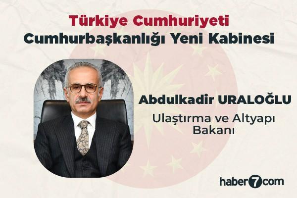 <p>ULAŞTIRMA VE ALTYAPI BAKANI <strong>ABDULKADİR URALOĞLU KİMDİR?</strong></p>

<p> </p>

<p> </p>

<p>Ulaştırma ve Altyapı Bakanlığına Karayolları Genel Müdürü Abdulkadir Uraloğlu getirildi.</p>

<p>Erdoğan, Çankaya Köşkü'nde düzenlediği basın toplantısında, yeni kabineyi açıkladı.</p>

<p>Ulaştırma ve Altyapı Bakanı, Karayolları Genel Müdürü Abdulkadir Uraloğlu oldu.</p>

<p>Abdulkadir Uraloğlu, 1966'da Trabzon'da doğdu. Karadeniz Teknik Üniversitesi İnşaat Mühendisliği Bölümü'nden 1988'de mezun olan Uraloğlu, aynı yıl özel sektörde saha mühendisi olarak görev yaptı.</p>

<p>Karayolları Genel Müdürlüğündeki çalışma hayatına 1989'da Karayolları Erzurum 12. Bölge Müdürlüğü'nde etüt ekip mühendisi olarak başlayan Uraloğlu, 1990-1998 yıllarında Karayolları Ankara 4. Bölge Müdürlüğünde etüt ekip mühendisi, kontrol mühendisi ve kontrol şefliği görevlerinde bulunduktan sonra 1998 yılında Erzurum Bölge Müdürlüğü Yapım Başmühendisliği görevine getirildi. 2003'te Trabzon 10. Bölge Müdür Yardımcısı olan Uraloğlu, 2005'te Kayseri 6. Bölge Müdürü, 2006'da da Samsun 7. Bölge Müdürü olarak atandı.</p>

<p>Uraloğlu, 2009'da kısa bir süre Karayolları Bursa 14. Bölge Müdürü olarak görevlendirilirken, tekrar Samsun'a dönerek toplam 6,5 yıl Samsun'da Bölge Müdürlüğü görevini yürüttü.</p>

<p>2012'de İzmir 2. Bölge Müdürlüğü görevine getirilen Uraloğlu, 23 Temmuz 2018'de yayınlanan Cumhurbaşkanlığı Kararnamesi ile Karayolları Genel Müdürü olarak atandı.</p>

<p>Uraloğlu, 2003'te başlatılan Acil Eylem Planı kapsamında yoğunluk kazanan bölünmüş yolların, bitümlü sıcak karışım kaplamalı yolların, tek platformlu yolların iyileştirilmesi ve yap-işlet-devret otoyol projelerinin hayata geçirilmesine katkı sağladı.</p>

<p>Ülkenin kara yolu ağına önemli kazanımlar sağlayacak yeni otoyol, bölünmüş yol, köprü, tünel projelerinin yapım, plan ve projelendirme çalışmalarını yürüten Uraloğlu, aynı zamanda kara yolları makine parkının yenilenmesi, yerli ve milli araç kullanım oranının artırılması için araştırma geliştirme faaliyetlerine de özel önem veriyor.</p>

<p>Yollar Türk Milli Komitesi (YTMK) ve Karayolları Vakfı (KAV) Başkanlığı görevlerini de yürüten Abdulkadir Uraloğlu, evli ve üç çocuk babası.</p>
