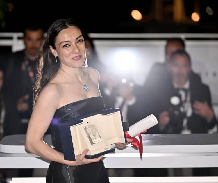 <p>TRT’de rol aldığı Masumlar Apartmanı dizisiyle tanınan oyuncu Merve Dizdar, Cannes Film Festivali'nde ülkesini şikayet etti. Ödülünü almak için sahneye çıkan Dizdar, yaptığı konuşmada Türkiye'yi karaladı.</p>

<p> </p>
