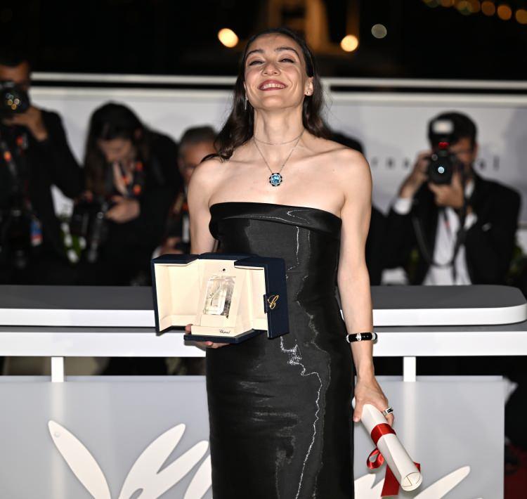 <p>Oyuncu Dizdar'a, 76. Cannes Film Festivali'nde yönetmen Nuri Bilge Ceylan'ın "Kuru Otlar Üstüne" filmindeki rolüyle 'en iyi kadın oyuncu' ödülü verildi.</p>
