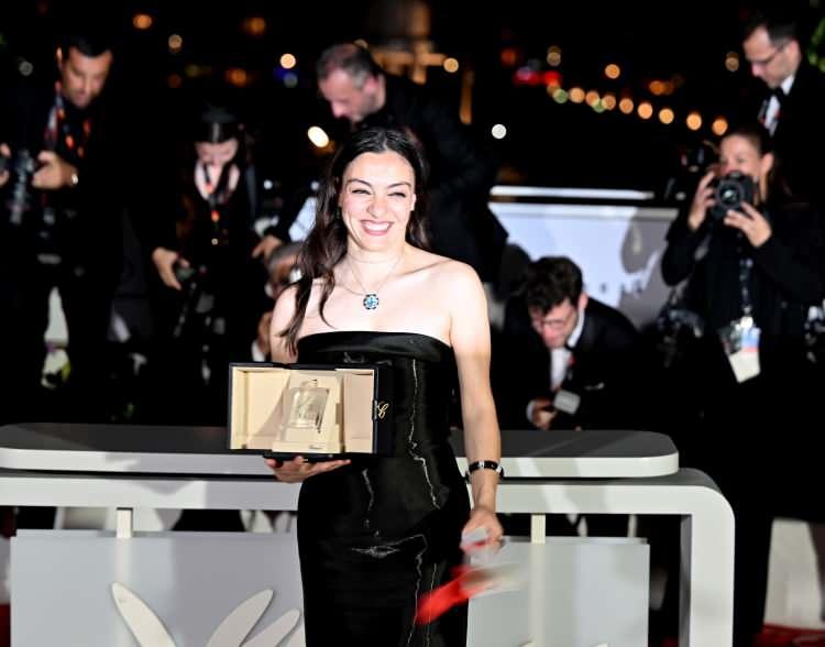 <p>Merve Dizdar'ın törendeki konuşmasına sanat camiasından sert tepki geldi. Oyuncu Tamer Karadağlı, Sanatçı Burak Haktanır ve Sanatçı ve Manisa milletvekili Bahadır Yenişehirlioğlu, Merve Dizdar'a tepki gösterdi.</p>