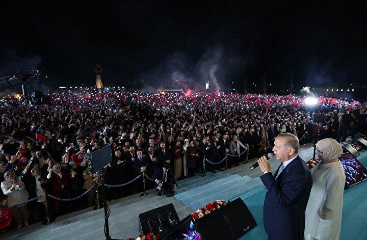<p><span style="color:#000000"><strong>Recep Tayyip Erdoğan, yüzde 52.16 ile cumhurbaşkanı seçildi. Sanat dünyasından birçok ünlü isim, seçim sonuçlarına dair sosyal medyada yaptıkları paylaşımlar ile Erdoğan'ı tebrik etti.</strong></span></p>