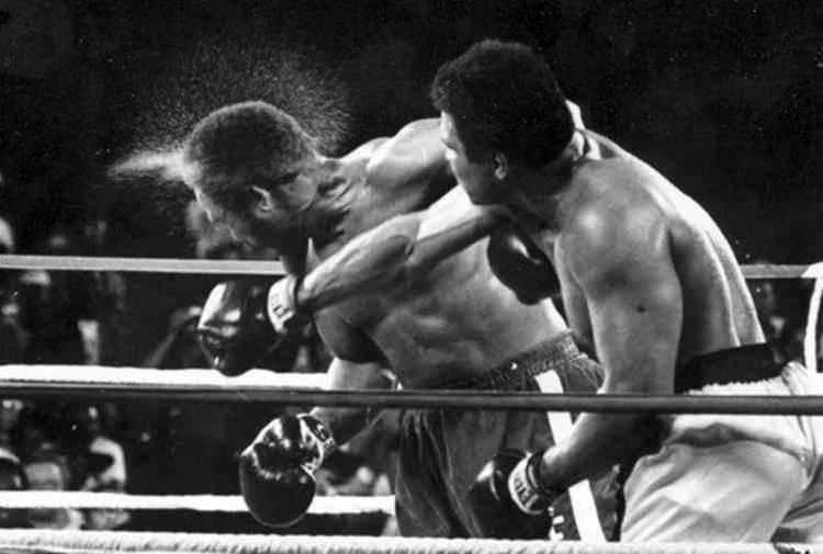 <p>Müsabakalarda alaycı ifadeler kullanarak psikolojik açıdan rakiplerinin üzerinde baskı kurmasıyla ünlenen Muhammed Ali, dönemin ağır sıklet boks şampiyonu Sonny Liston ile unvan maçına 25 Şubat 1964'te Miami'de çıktı.</p>
