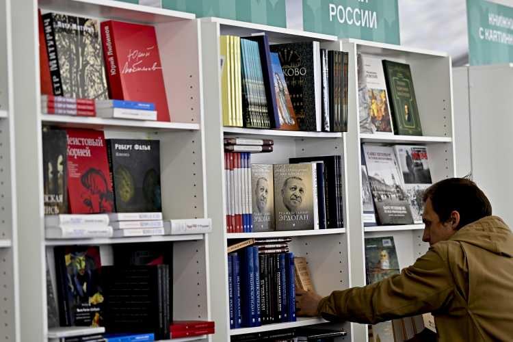 <p>Moskova’nın önemli bir kitap festivalinde kitabı okuyucuların beğenisine sunduklarına dikkati çeken Terzi, kitabın oldukça ilgi gördüğünü vurguladı. Terzi, festivalde kitabı görmek ve incelemek için insanların sıraya girdiğini söyledi.</p>
<p> </p>