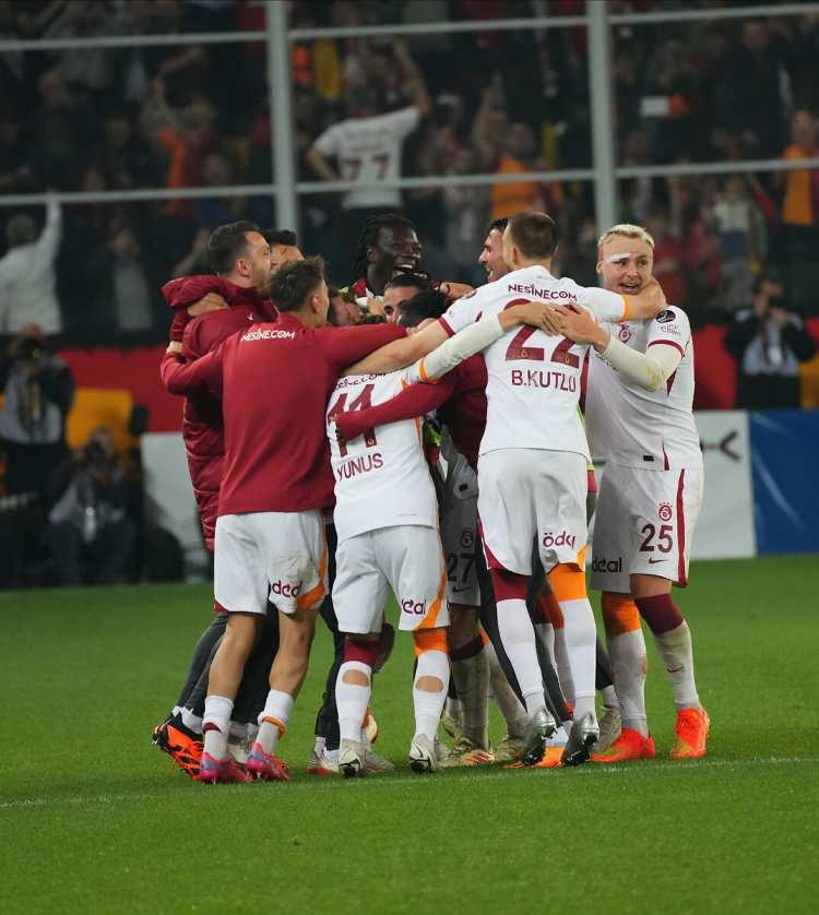 <p>Hakem Volkan Bayaraslan'ın son düdüğü çalmasıyla sarı-kırmızılı futbolcular saha ortasında bir araya gelerek şampiyonluğu kutladı.</p>
