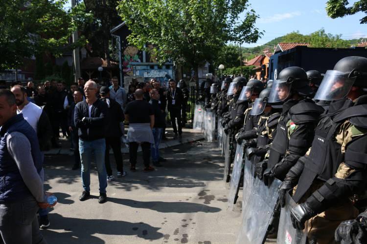 <p>Kosova Polisi'nin belediye binalarından çekilmesini ve yeni seçilen Arnavut belediye başkanlarının görevlerine başlamamasını talep eden Sırplar, sabah polis kordonunu aşarak belediye binalarına girmeye çalışmıştı.</p>

<p> </p>
