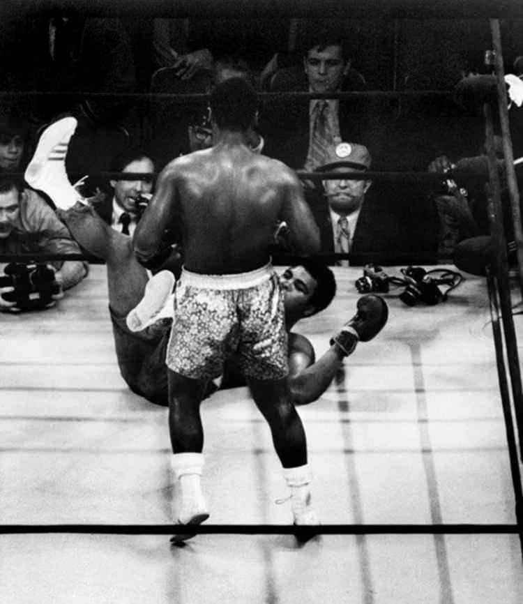 <p>Liston ile 1965'in Mayıs ayında rövanş maçına çıkan Muhammed Ali, ilk rauntta yaklaşık 2 dakika içinde rakibini devirerek unvanını korudu. Muhammed Ali'nin rakibinin devrilmesine yol açan darbesi o kadar hızlıydı ki boks tarihine "hayalet yumruk" olarak geçti.</p>
