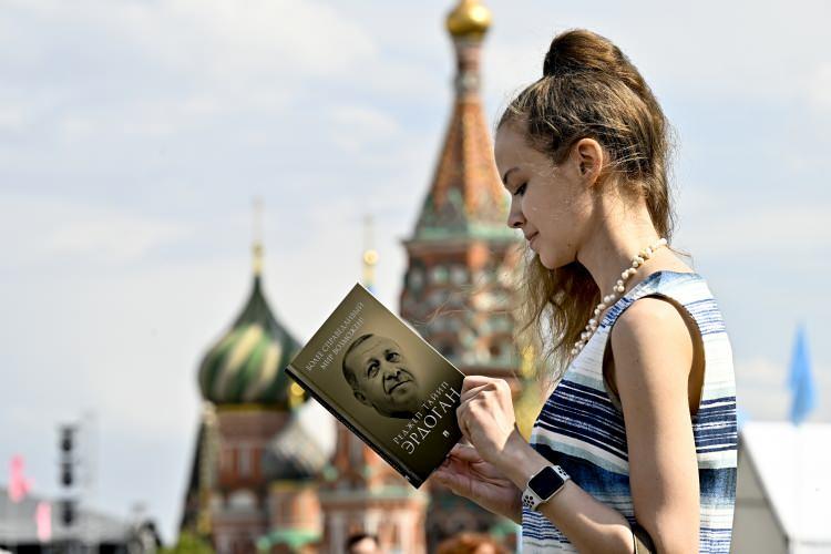 <p>Rusya’nın başkenti Moskova’daki tarihi Kızıl Meydan’da tanıtımı yapılan Cumhurbaşkanı Recep Tayyip Erdoğan’ın “Daha Adil Bir Dünya Mümkün” isimli kitabı yoğun ilgi gördü.</p>
