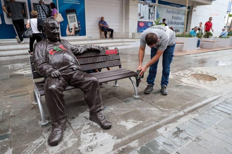 <p>CHP'li belediyeler denilince akla gelen ilk şey yapılan heykeller oluyor.</p>

<p>Düzenli olarak açılışları yapılan heykel çalışmalarına seçimler nedeniyle ara verilmişti.</p>

<p>Kemal Kılıçdaroğlu'nun kaybettiği seçimlerden sonra çalışmalar tekrar başladı.</p>

<p>İzmir Karşıyaka Belediyesi, kent kültürüne katkı sunan ve kentle özdeşleşen isimleri kamusal alanlarda sokak, cadde, park ve meydanlarla, heykel ve rölyeflerle ölümsüzleştiriyor.</p>
